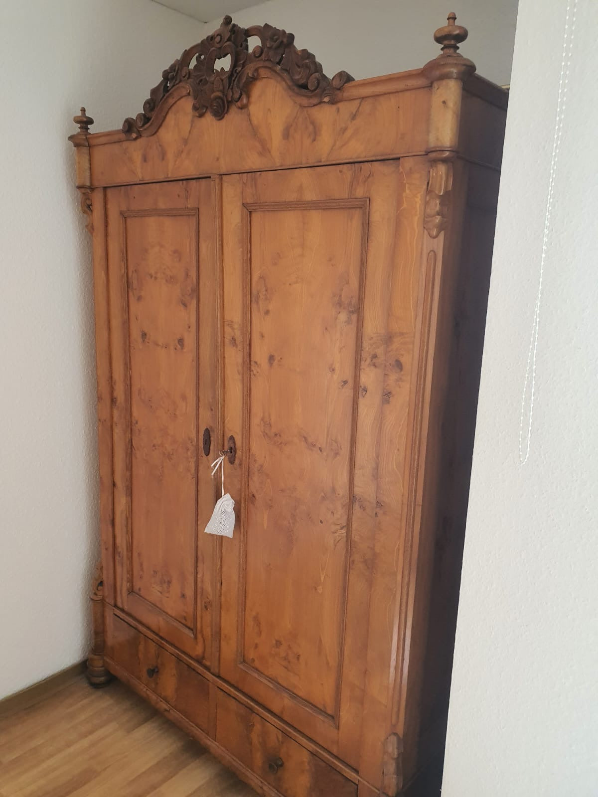 Antiker Gründerzeit-Kleiderschrank um 1890 – weitere Ansicht