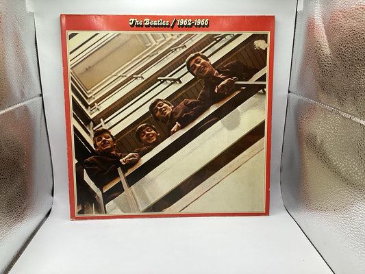 The Beatles 1962–1966, Vorderseite des roten Doppelalbums mit sichtbaren Gebrauchsspuren