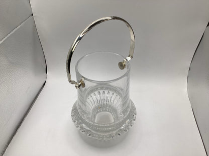Schrägansicht von oben auf den Glas-Eiskübel mit aufgestelltem Griff