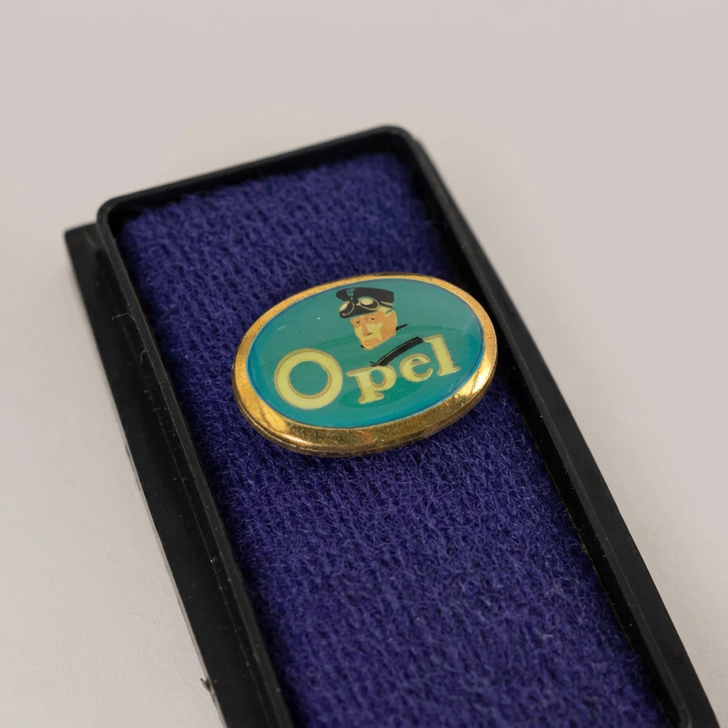 Vintage Opel speldje, ovale pin met figuurmotief en doosje