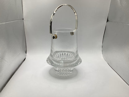 Eiswürfelbehälter aus klarem Glas mit aufgestelltem Metallhenkel