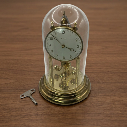 Hermle mechanische Drehpendeluhr mit Glashaube, 30 cm – Wohnbeispiel