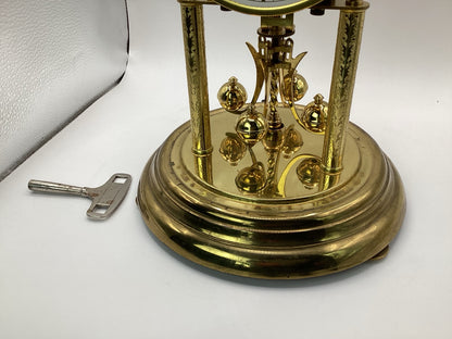 Hermle Drehpendeluhr, Detail der gravierten Säulen und Gebrauchsspuren am Sockel
