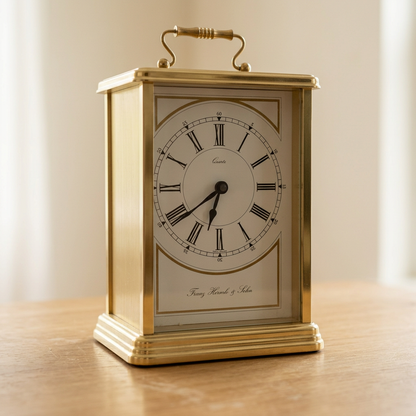 Hermle Quarz-Tischuhr, goldfarben, mit Tragegriff, 21 cm – Wohnbeispiel