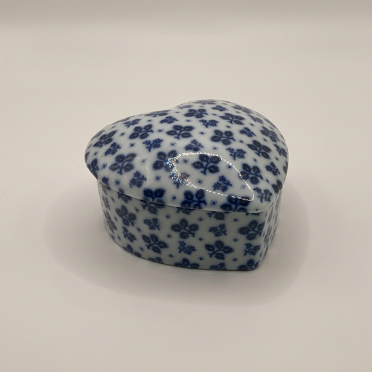 Herzförmige Keramikdose mit Deckel, blau-weißes Blumendekor, 8 cm – freigestellte Gesamtansicht