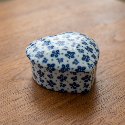 Herzförmige Keramikdose mit Deckel, blau-weißes Blumendekor, 8 cm – Wohnbeispiel
