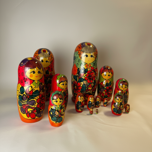 Matroschka Set Vintage 14-teilig – Russische Babuschka Puppen Rot-Grün – Gesamtansicht