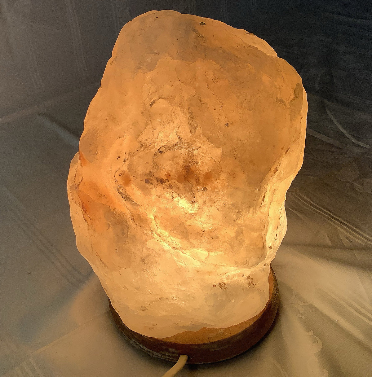 Himalaya-Salzsteinlampe, Unikat mit warmem Licht – weitere Ansicht