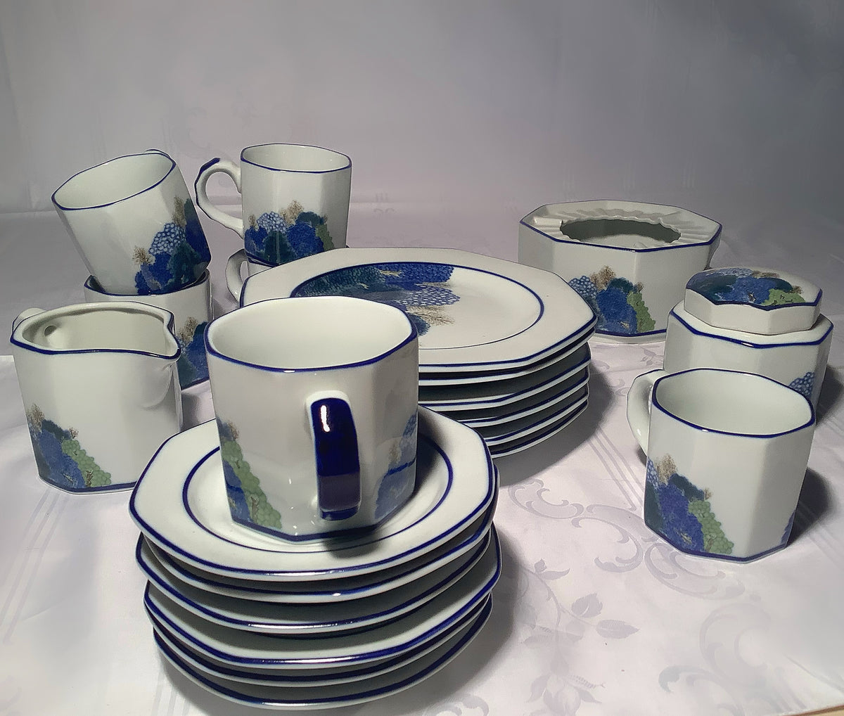 Tellerset in Blau-Weiß mit Tasse und Schale