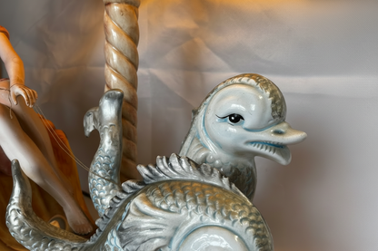 Vintage Porzellan-Tischlampe mit Delfinen und Frauenfigur – Weiß glasiert mit Stoffschirm – Detailansicht 1