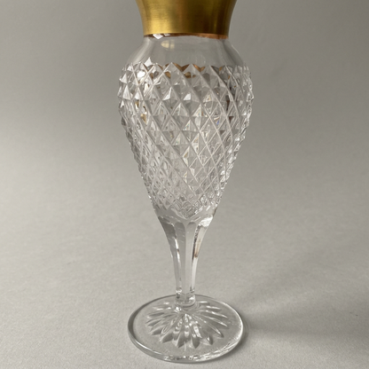 Bleikristall-Vase mit Goldrand, Schliff und Fuß im Detail – freigestellt