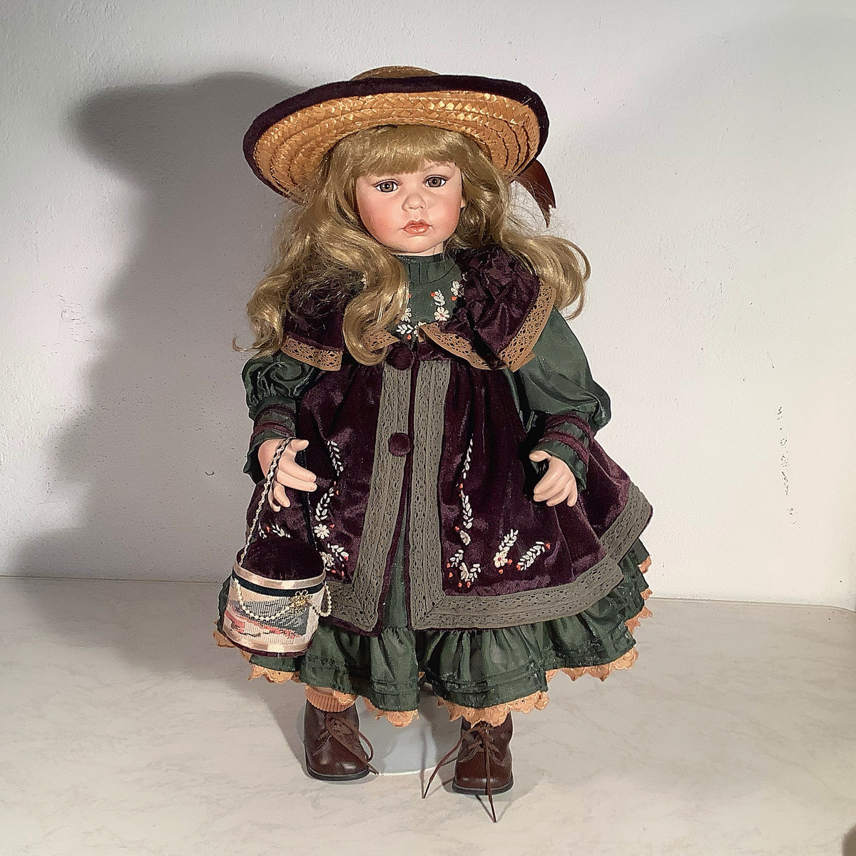 Keramikfigur Mädchen mit Hut, blond, 63 cm – Detailansicht