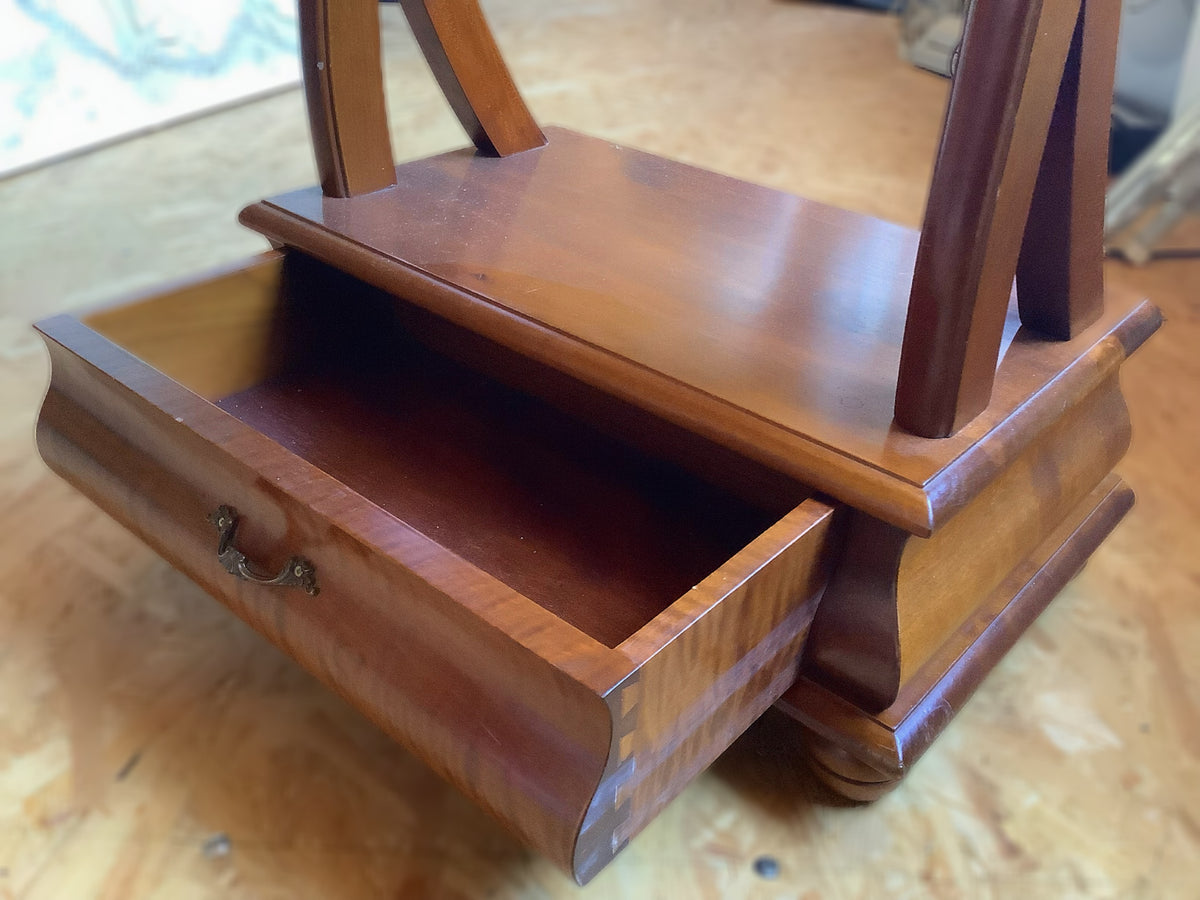 Standspiegel aus Holz mit Facettenschliff und Schublade, 175 cm – Detailansicht