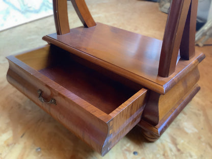 Standspiegel aus Holz mit Facettenschliff und Schublade, 175 cm – Detailansicht
