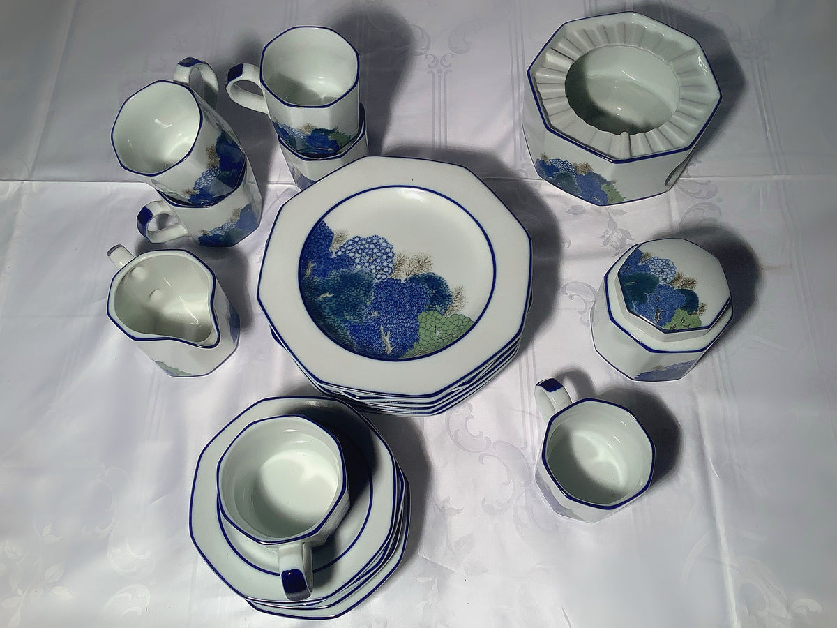 Tellerset in Blau-Weiß mit Tasse und Schale – Detailansicht