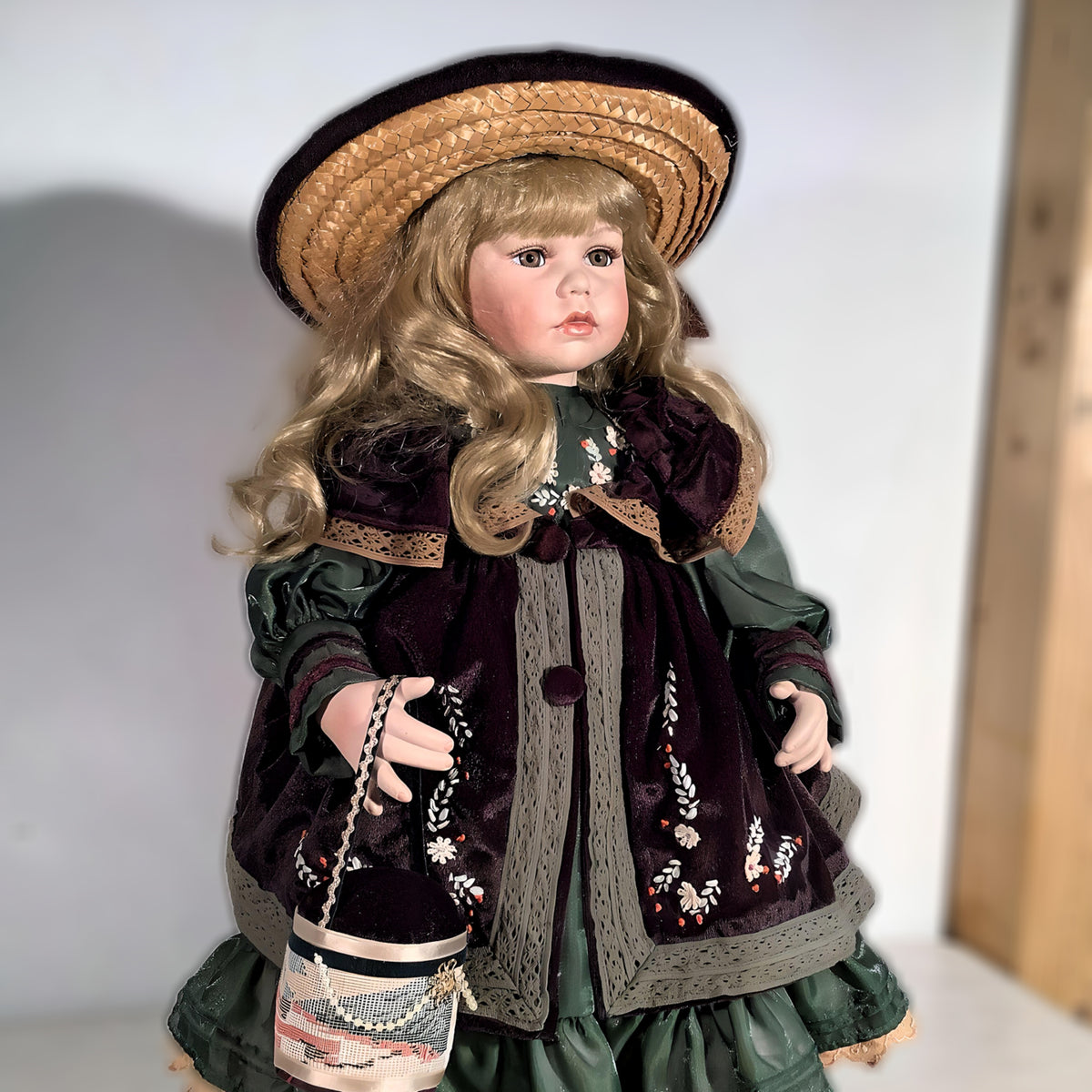 Keramikfigur Mädchen mit Hut, blond, 63 cm