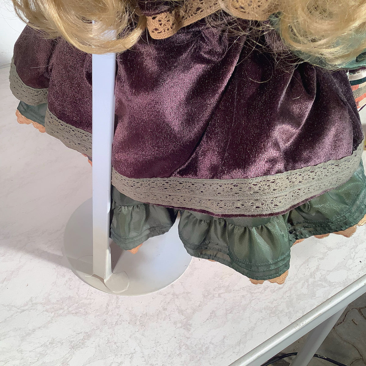 Blondes Mädchen - Keramik Puppe – Detailansicht 2