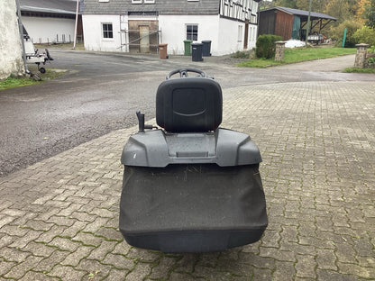 Jonsered LT 2317 CMA2 Rasentraktor, Heckansicht mit Grasfangkorb