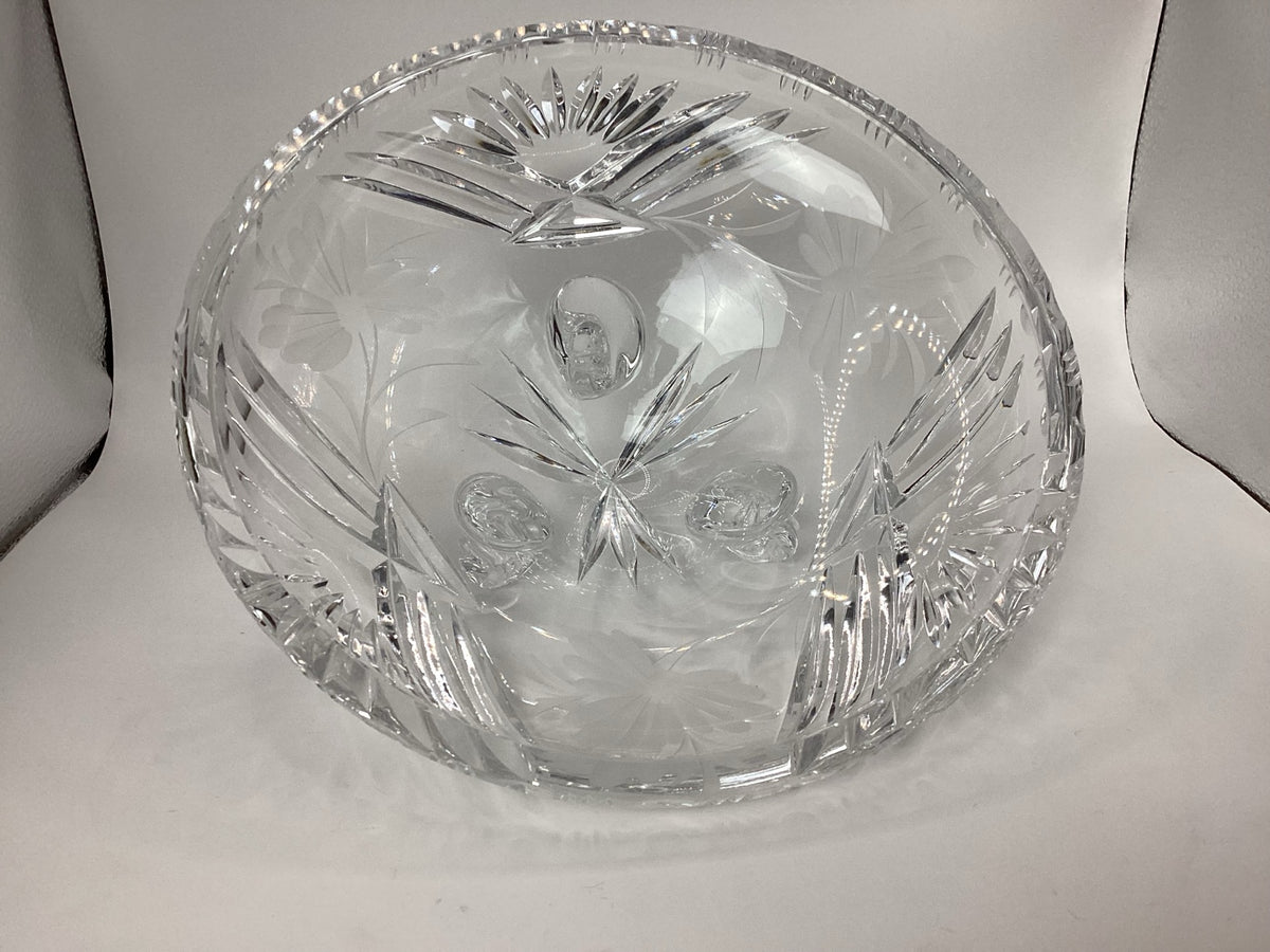 Runde Kristallschale auf drei Glasfüßen, 22 cm, Gesamtansicht schräg von oben