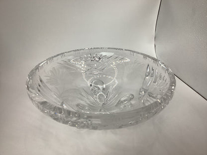 Detail der geschliffenen Glasschale mit Stern- und Blattdekor