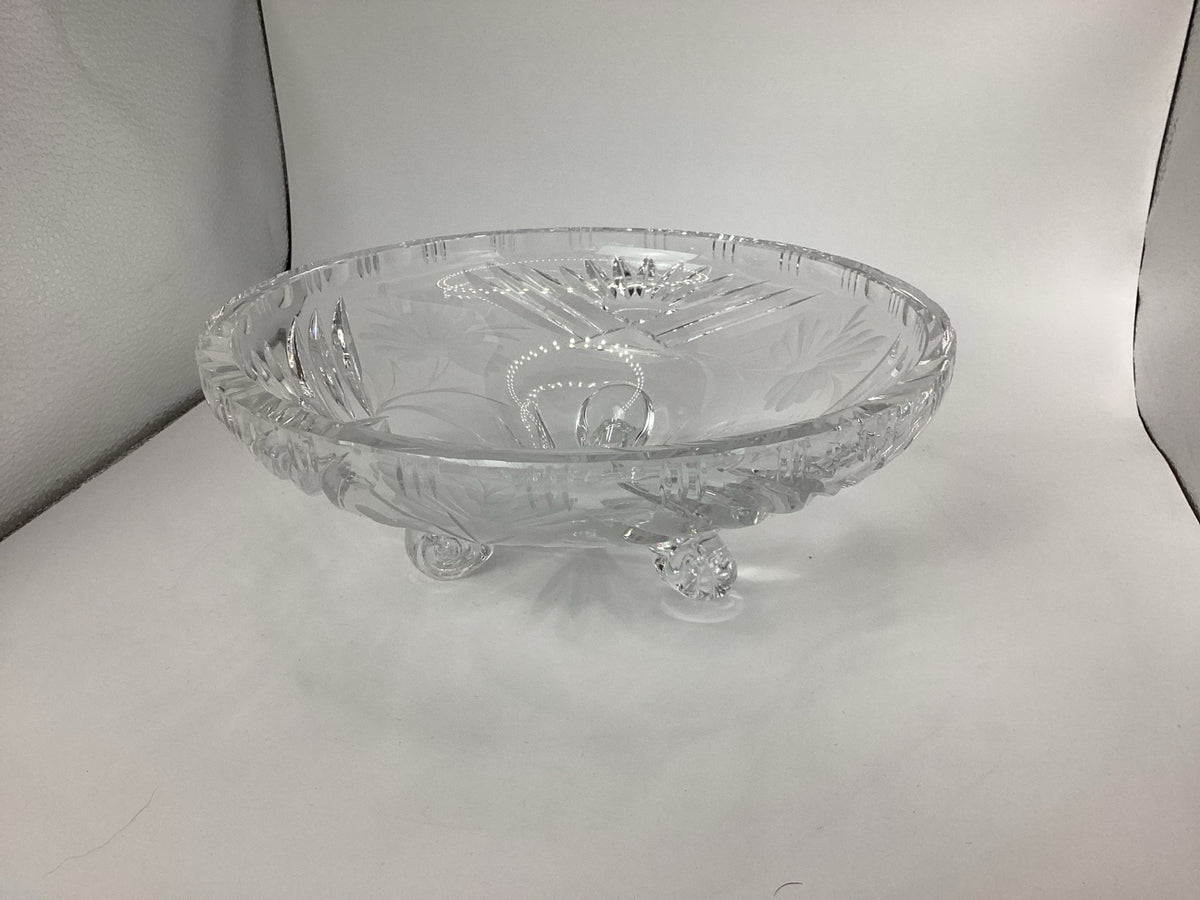 Runde Kristallglasschale, Seitenansicht mit drei Glasfüßen