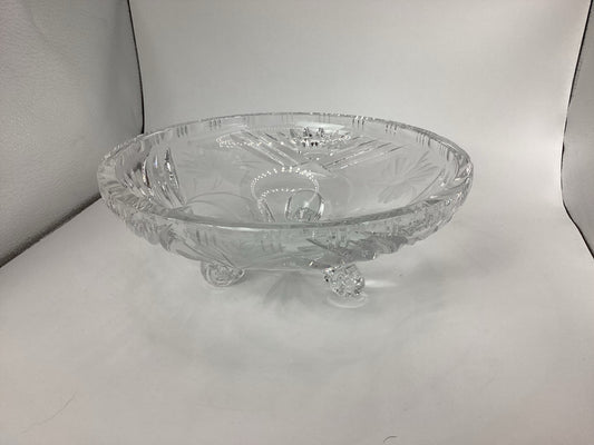 Runde Kristallglasschale, Seitenansicht mit drei Glasfüßen