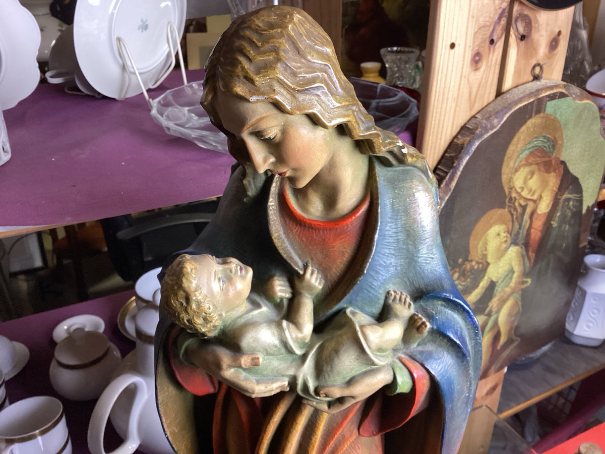 Handbemalte Madonna mit Kind, Ansicht von schräg vorn