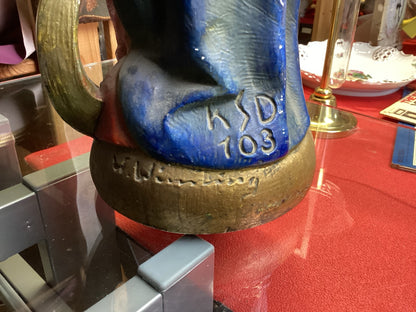 Rückseitige Sockelmarkierung KSD 103 und weitere schwer lesbare Inschrift