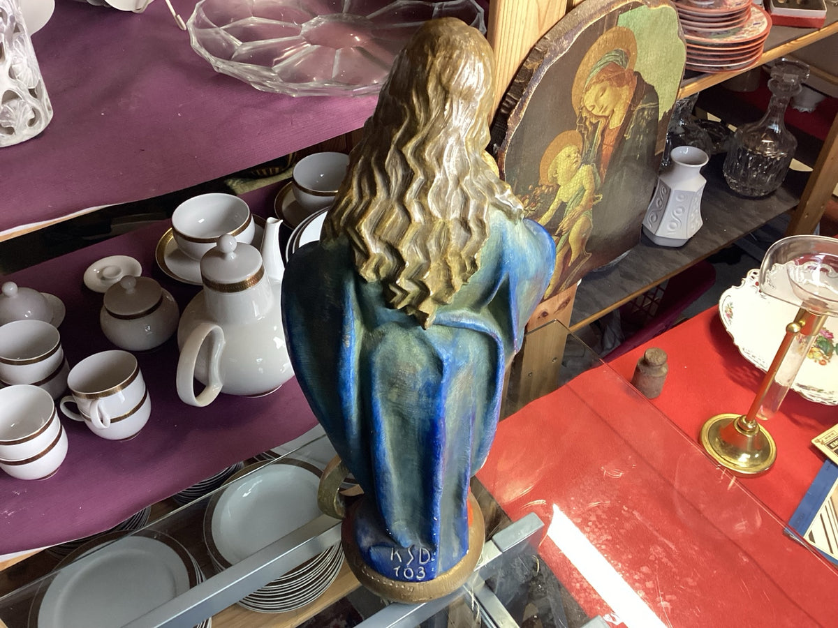 Madonnenfigur von schräg hinten, Mantelfalten und Haarpartie