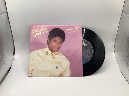 Michael Jackson Thriller Special Edit, schwarze 7-Zoll-Vinylsingle neben der Originalhülle