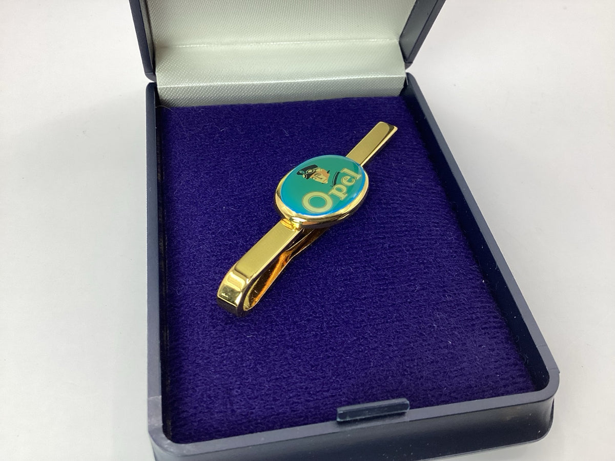 Vintage Opel Krawattenklammer mit ovalem Emblem in geöffnetem dunklem Etui mit blauem Samt