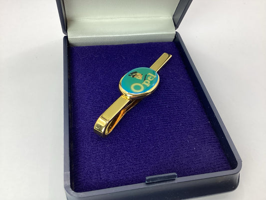 Vintage Opel Krawattenklammer mit ovalem Emblem in geöffnetem dunklem Etui mit blauem Samt