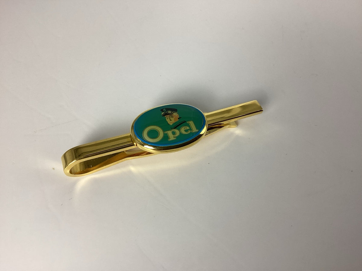 Goldfarbene Vintage Opel Krawattenklammer mit türkisgrünem ovalem Emblem, Vorderansicht