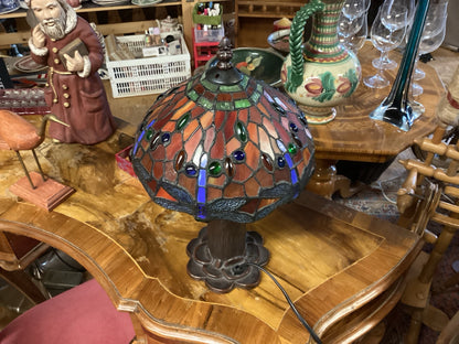 Detail der Libellen-Tischlampe, Buntglasschirm von oben