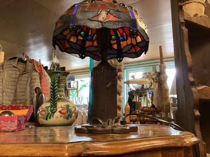Tiffany-Stil Tischlampe, unbeleuchtete Seitenansicht und Lampenfuß