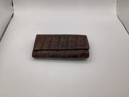 Braunes Vintage-Portemonnaie mit Krokodilstruktur, Vorderansicht