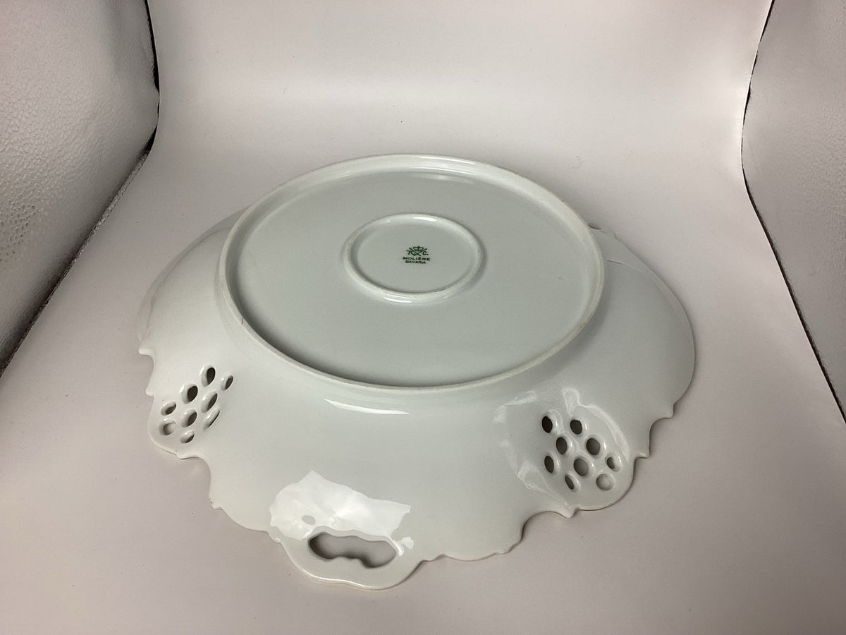 Schrägansicht der Schalenunterseite mit Durchbruchverzierungen und Bodenmarke