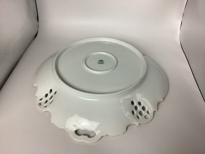 Schrägansicht der Schalenunterseite mit Durchbruchverzierungen und Bodenmarke
