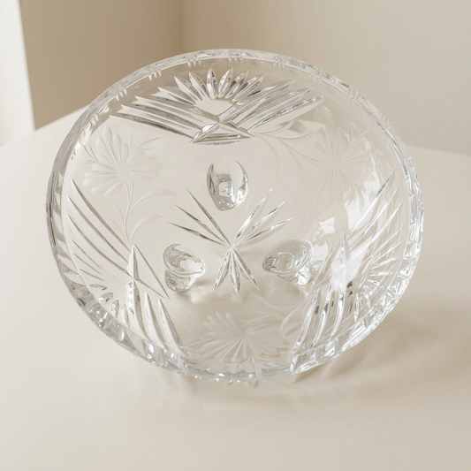 Runde Kristallschale auf drei Glasfüßen, Stern- und Blumendekor, 22 cm – Wohnbeispiel