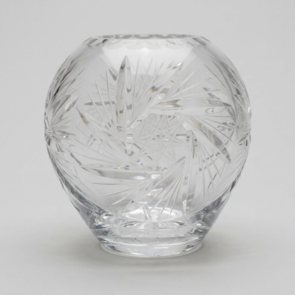 Vase frontal vor neutralem Hintergrund
