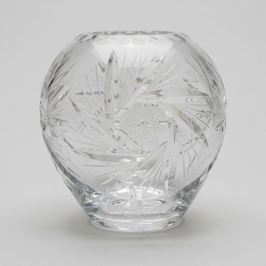 Vase frontal vor neutralem Hintergrund