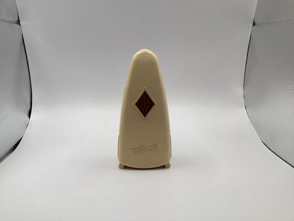 Wittner Taktell Piccolo Metronom, cremefarbenes Gehäuse mit Taktell-Schriftzug, Vorderansicht