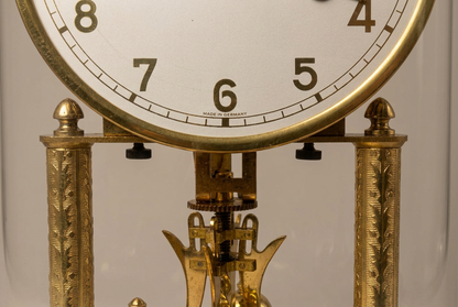 Hermle mechanische Drehpendeluhr mit Glashaube, 30 cm – Zifferblatt im Detail